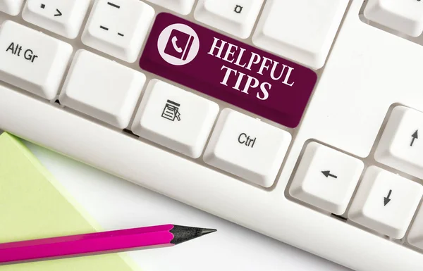 Texto de escritura de palabras Consejos útiles. Concepto de negocio para Ask an Expert Solutions Sugerencias Advertencia Teclado blanco para PC con papel de nota vacío sobre el espacio de copia de la tecla de fondo blanco . — Foto de Stock