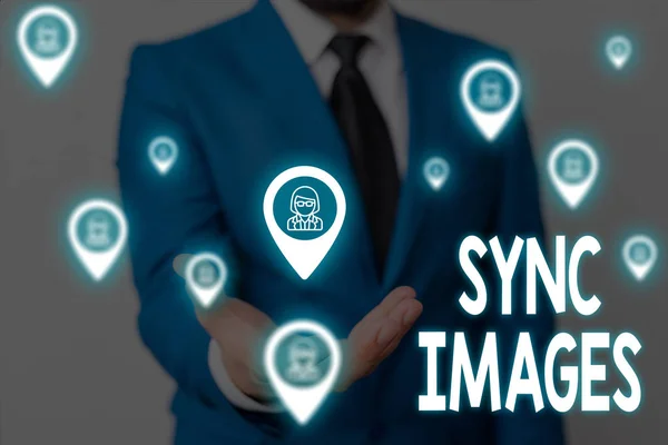 Text rukopisu synchronizovat obrázky. Koncepce významu vytváření fotografií identických ve všech zařízeních přístupný kdekoli na člověku člověk nosí formální pracovní oděv prezentování pomocí inteligentního zařízení. — Stock fotografie