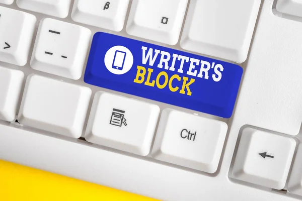 Tekst pisma ręcznego Writer S Block. Pojęcie znaczenie warunek bycia w stanie myśleć o tym, co napisać biała klawiatura PC z pustym papierze notatki nad białym tle klucz miejsca kopiowania. — Zdjęcie stockowe