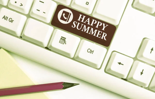 Woord tekst schrijven gelukkig zomer. Bedrijfsconcept voor stranden Sunshine ontspanning warm zonnig seizoen Solstice wit PC-toetsenbord met lege Opmerking papier boven witte achtergrond sleutel kopiëren ruimte. — Stockfoto