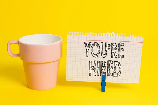 再雇用を示すメモを書き込む。ビジネス写真を紹介 新入社員募集募集カップ 空紙青い服の長方形の長方形のリマインダー黄色いオフィス. — ストック写真