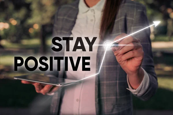 Word tekst intoetsen blijven positief. Businessconcept voor Engage in opbeurende gedachten worden optimistisch en Real. — Stockfoto