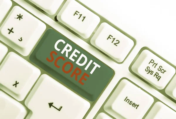 Zapisující Poznámka zobrazující skóre kreditu. Předvádění fotografií v zaměstnání představuje úvěruschopnost jednotlivých ratingových. — Stock fotografie