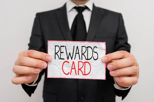 Texto de caligrafia Rewards Card. Conceito significado Ajuda a ganhar pontos de dinheiro milhas da compra diária Incentivos. — Fotografia de Stock