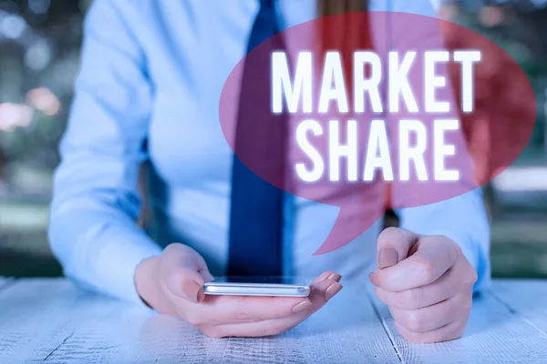 Skrivanteckning som visar marknadsandelar. Affärsfoto visa upp Den del av en marknad som kontrolleras av ett visst företag Kvinnlig affärsperson sitter vid bordet och håller mobiltelefon. — Stockfoto
