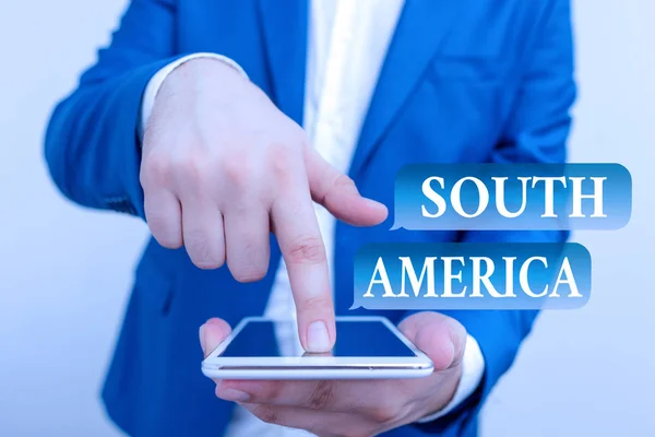 南アメリカを示すテキスト記号。西半球ラテン系の概念写真大陸は、指で指を指してラップトップを持つ青いスイートでカーニバルビジネスマンのために知られています. — ストック写真