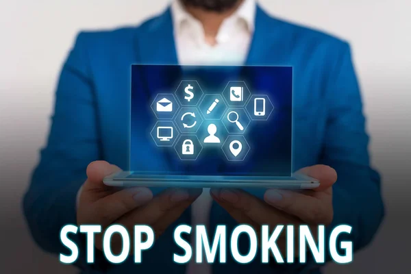 概念手写显示停止吸烟。商业照片文字 停止或停止使用烟草成瘾. — 图库照片