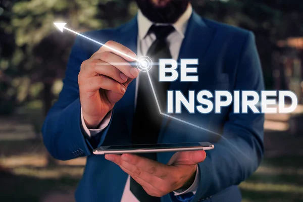 Escribiendo una nota que muestra Be Inspired. Foto de negocios que muestra una calidad extraordinaria como resultado de algún impulso creativo . — Foto de Stock