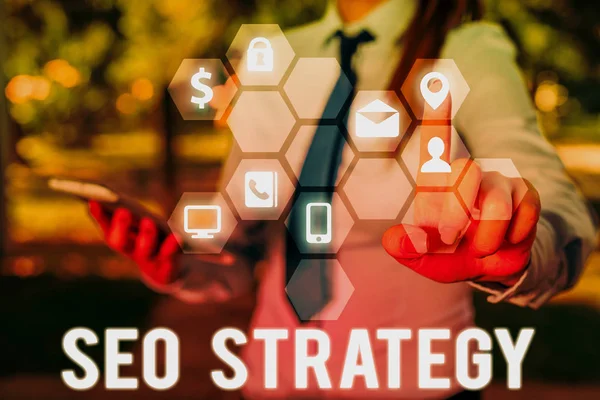Handgeschreven tekst schrijven SEO strategie. Concept betekenis technieken en tactieken om de bezoekers van een website te vergroten. — Stockfoto