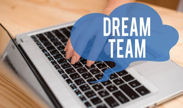 Conceptuele hand schrijven toont Dream Team. Zakelijke foto tekst voorkeur eenheid of groep die het beste uit een demonstreren vrouw met laptop smartphone en kantoorbenodigdheden technologie maken. — Stockfoto