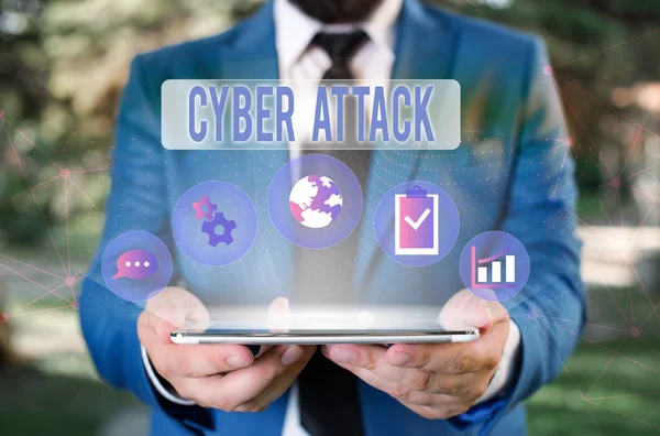 Texto de escritura de palabras Cyber Attack. Concepto de negocio para un intento de los hackers de dañar Destruir un sistema informático Traje de trabajo formal de desgaste humano masculino que presenta la presentación utilizando un dispositivo inteligente . —  Fotos de Stock