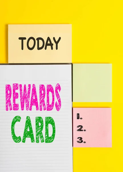 Wort schreiben Text Belohnungskarte. Business-Konzept für Hilfe sammeln Cash-Punkte-Meilen aus dem täglichen Kaufanreiz farbige leere Papiere mit Kopierplatz auf dem gelben Hintergrundtisch. — Stockfoto