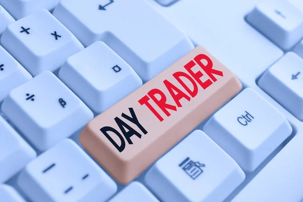 Écriture manuscrite de texte Day Trader. Concept signifiant Une démonstration que acheter et vendre un instrument financier dans la journée Clavier pc blanc avec papier de note vide au-dessus de l'espace de copie de clé de fond blanc — Photo