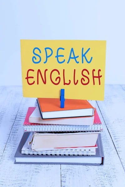 Escrita de mão conceitual mostrando Fale Inglês. Foto de negócios mostrando Estudo outro Língua Estrangeira Cursos Verbais Online pilha empilhados livros notebook pin cor lembrete branco de madeira . — Fotografia de Stock