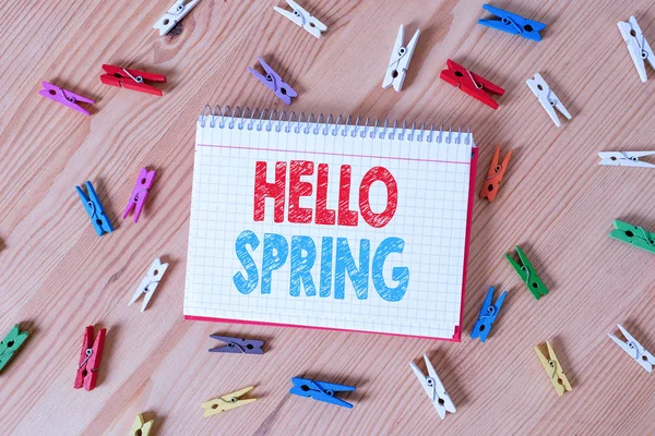 Hello Spring'i gösteren kavramsal el yazısı. İş fotoğraf metin Çiçeklerin kış Çiçeklenme sonra sezon karşılama Renkli buruşturulmuş kağıtları ahşap zemin arka plan clothespin. — Stok fotoğraf