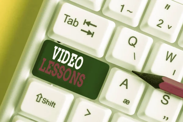 Escribir una nota mostrando lecciones de video. Foto de negocios mostrando material de educación en línea para un tema Visualización y aprendizaje Teclado de PC blanco con papel de nota sobre el fondo blanco . —  Fotos de Stock