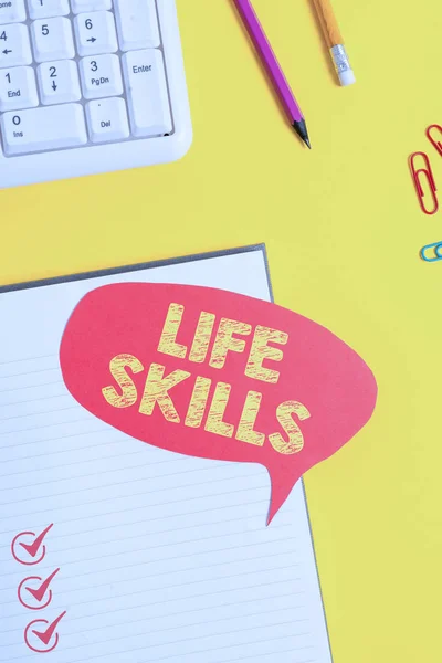 Szöveges jel mutatja Life Skills. Fogalmi fénykép, amely szükséges vagy kívánatos teljes mértékben részt vesz a mindennapi Pink üres papír a sárga asztal ceruzával. — Stock Fotó
