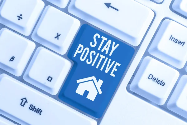 Escritura a mano conceptual que muestra Stay Positive. Exhibición de fotos de negocios Participa en pensamientos edificantes Sé optimista y verdadero teclado de PC blanco con papel de nota sobre el fondo blanco . —  Fotos de Stock