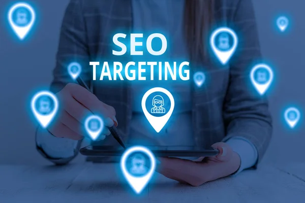 Signo de texto que muestra Seo Targeting. Conceptual photo Palabras clave específicas para la ubicación Landing Page Top Domain Mujer llevar traje de trabajo formal que presenta la presentación utilizando un dispositivo inteligente . — Foto de Stock