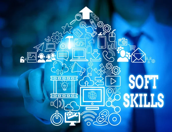 Scrivere testi a mano Soft Skills. Concetto significato dimostrativo attributo abilitare interagire efficacemente con altri mostrando Donna indossare abito da lavoro formale presentazione utilizzando dispositivo intelligente . — Foto Stock