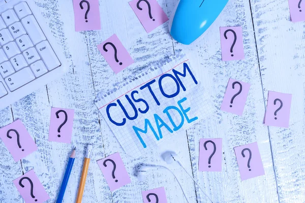 Nota di scrittura che mostra Custom Made. Business photo vetrina qualcosa viene fatto per ordinare per la particolare organizzazione del cliente Strumenti di scrittura e carta scarabocchiata sulla parte superiore del tavolo di legno . — Foto Stock