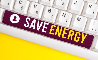 Kelime yazma metni Enerji tasarrufu. Benzer bir sonuç elde etmek için kullanılan güç miktarını azaltmak için iş konsepti Beyaz pc klavye beyaz arka plan tuşu kopyalama alanı üzerinde boş not kağıdı ile.