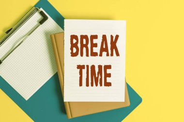 Kelime yazma metni Break Time. Masada kopya alanı ile boş kağıtların bazı iş Pile yaptıktan sonra dinlenme veya rekreasyon Dönemi için İş kavramı.