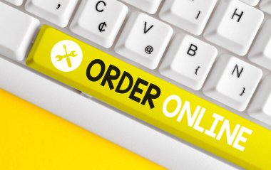 Order Online'ı gösteren kavramsal el yazısı. İş fotoğraf metin Beyaz arka plan üzerinde not kağıdı ile internet Beyaz pc klavye üzerinden satıcılardan mal ve hizmet satın alma.