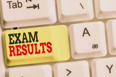 El yazısı metni Sınav Sonuçları. Kavram anlamı Bilgi veya yetenek beyaz arka plan tuşu kopyalama alanı üzerinde boş not kağıdı ile beyaz pc klavye gösteren resmi bir testsonucu.