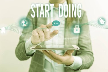 El yazısı metni Yapmaya Başla. Kavram şu anda eylem ile gitmek için birisi soran tereddüt etmeyin Kadın insan giyim resmi iş elbisesi sunum sunan akıllı cihaz.