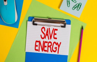Kelime yazma metni Enerji tasarrufu. Benzer bir sonuç elde etmek için kullanılan güç miktarını azaltmak için iş konsepti Pano çizgili yaprak işaretli klipler not defteri fare renkli arka plan.