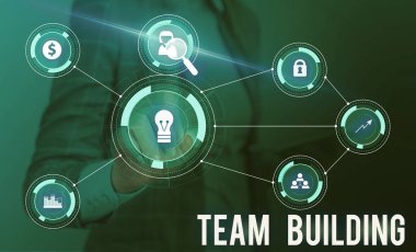 Takım Oluşturma'yı gösteren kavramsal el yazısı. İş fotoğraf vitrin sosyal ilişkileri geliştirmek için kullanılan faaliyetlerin türleri Kadın tanıtım akıllı cihaz sunan iş elbisesi giymek.