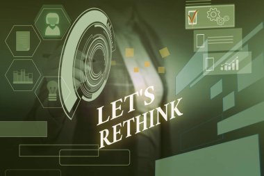 Kelime yazma metni S Yeniden düşünelim. Afterthought To Remember To Remember Için İş konsepti Yeniden Değerlendir In Ii Değerlendirin Kadın akıllı cihaz kullanarak sunum sunan resmi iş elbisesi giyer.