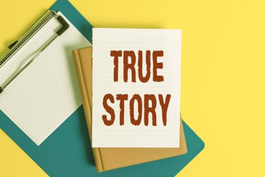 Kelime yazma metni True Story. Bir bireyin hayatı boyunca günlük deneyimleri için iş konsepti Masanın üzerinde kopya alanı ile boş kağıtları kazık.