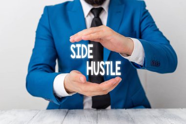 Side Hustle'ı gösteren bir not yazıyorum. İş fotoğraf vitrin yolu adam onu Space önünde kopya alanı ile boş kağıt tutar takip etmek için esneklik sağlayan bazı ekstra para yapmak.