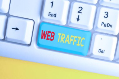 Kelime yazma metni Web Traffic. Ziyaretçiler tarafından gönderilen ve alınan veri miktarı için iş konsepti Beyaz bilgisayar klavyesi beyaz arka plan tuşu kopyalama alanının üzerinde boş not kağıdı ile.