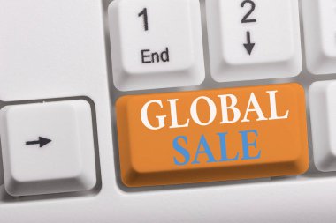 Global Sale'i gösteren not yazma. Şirketler için İş fotoğraf vitrinanalizagers işlemleri beyaz arka plan üzerinde not kağıdı ile uluslararası beyaz pc klavye iş yapmak.