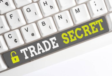 El yazısı metin Trade Secret. Kavram anlamı Bir ürün hakkında gizli bilgi Fikri mülkiyet Beyaz pc klavye beyaz arka plan anahtar kopyalama alanı üzerinde boş not kağıdı ile.
