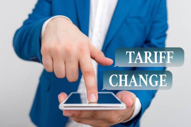 Tarife Değişikliğini gösteren metin işareti. Kavramsal fotoğraf Eşya ve hizmetler için İthalat İhracat vergileri Kavramsal fotoğraf Değişiklik Parmak ile işaret kucak üst mavi suit içinde İşadamı.