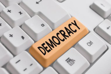 Demokrasi yazılı el yazısı metin. Kavram beyaz arka plan tuşu kopya alanı üzerinde boş not kağıdı ile duygularını ve inançlarını ifade etmek için gösteren özgürlük anlamına gelir.