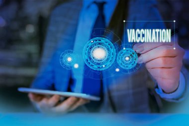 Aşılama gösteren not yazma. Enfeksiyona karşı vücudu daha güçlü kılan İş fotoğrafı vitrinE Kadın akıllı cihaz kullanarak sunum sunan resmi iş elbisesi giymek.