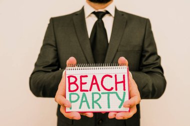 Beach Party'yi gösteren kavramsal el yazısı. Genellikle bikini giyen deniz kıyısında düzenlenen küçük veya büyük festival vitrine İş fotoğraf.