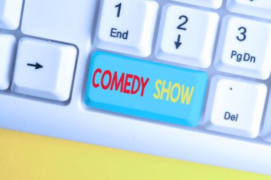 Kelime yazma metin Comedy Show. Komik program Humorous Eğlenceli eğlence beyaz bilgisayar klavyesi için iş konsepti beyaz arka plan tuşu kopyalama alanı üzerinde boş not kağıdı ile.
