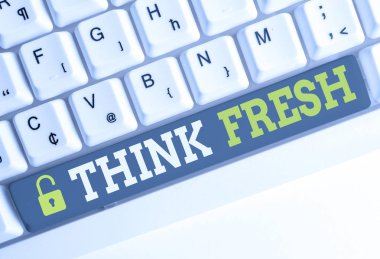 El yazısı metin Think Fresh. Kavram anlamı Doğal maddeler üzerinde düşünme Pozitif iyi çevre Beyaz pc klavye beyaz arka plan tuş kopyalama alanı üzerinde boş not kağıdı ile.