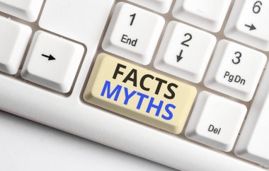 Gerçekler Mitler gösteren metin işareti. Kavramsal fotoğraf çalışması hayal yerine gerçek hayat farkı beyaz pc klavye beyaz arka plan tuşu kopyalama alanı üzerinde boş not kağıdı ile dayalı.