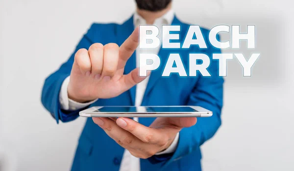 Texte d'écriture de mot Beach Party. Concept d'entreprise pour un petit ou grand festival organisé sur les rives de la mer portant habituellement un bikini Homme d'affaires avec un doigt pointant devant lui . — Photo