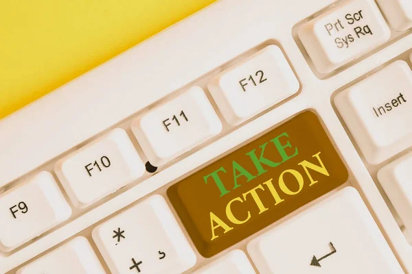 Texto escrito à mão Take Action. Conceito que significa conselhos alguém para fazer algo ou reação agora Teclado pc branco com papel de nota vazio acima espaço de cópia de chave de fundo branco . — Fotografia de Stock