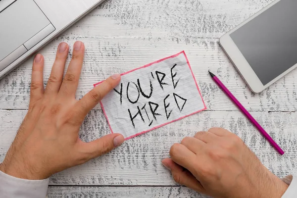 Escrevendo uma nota mostrando You Re Hired. Foto de negócios mostrando novo emprego empregado novato alistado aceito recrutado . — Fotografia de Stock