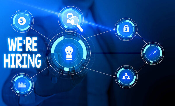 Текстовый знак показывает, что мы снова нанимаем. Концептуальные фото Реклама занятости трудовых ресурсов Размещение новой работы Женщина носить официальный рабочий костюм презентация с использованием смарт-устройство
.