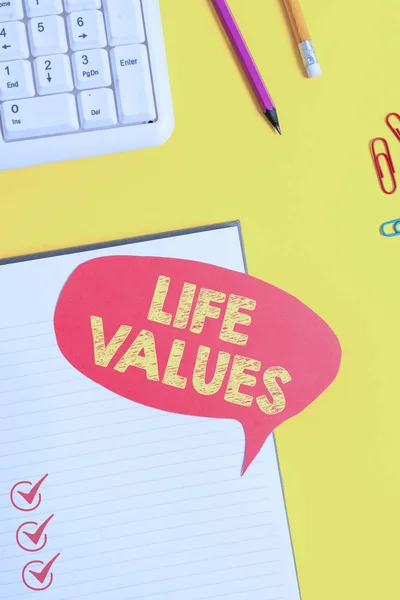 Signe texte montrant les valeurs de vie. Photo conceptuelle choses que vous croyez sont importantes dans la façon dont vous vivez rose papier vide sur la table jaune avec crayon . — Photo